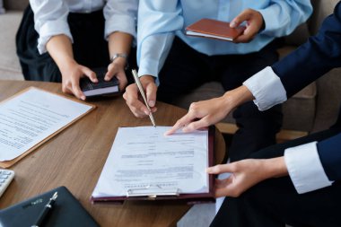 Çiftler sigorta acenteleriyle önemli belgeler imzalıyor.