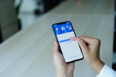 Chiang Mai Tayland. Sep 08, 2022. Kadın ekranında facebook uygulaması olan akıllı bir telefon tutuyor. Facebook akıllı telefonlar için fotoğraf paylaşım uygulaması