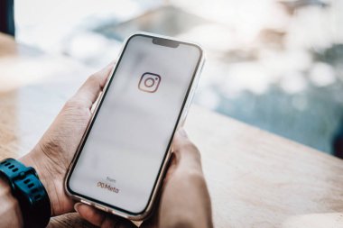 CHIANGMAI, THAILAND - 07 Kasım 2021: Instagram uygulaması olan bir adam ekranda akıllı telefon tutuyor. Instagram akıllı telefonlar için fotoğraf paylaşım uygulaması