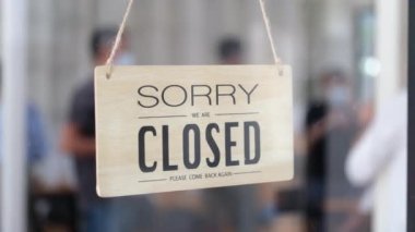 Dükkan sahibi, müşteri hizmetleri için açılan bir tabelayı açmaya gitti. Corona virüsü olayı çözülmeye başladıktan sonra