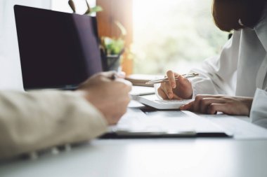 Finansal, Beyin Fırtınası, Veri Analizi, Planlama, Pazarlama ve Muhasebe, Ekonomist, diğer şirketlerle rekabet etmek için kar elde etme üzerine ortaklarla yatırım belgeleri hesaplamak için hesap makinesi kullanan