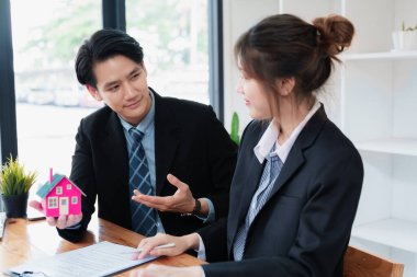 Teminatlar, ipotekler, imzalar, kredilerin faizi, emlak acenteleri müşterilerle ev ve arazi almak ve sözleşme imzalamak için anlaşmalar yapıyorlar..