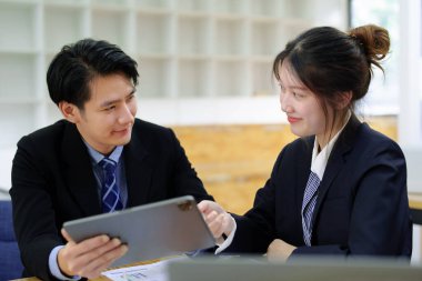Bütçeleri analiz etmek ve bugünün yatırım risklerini yönetmek için birlikte çalışan insanların Asyalı portresi ofis odasındaki pazarlama için kâr artırımı.