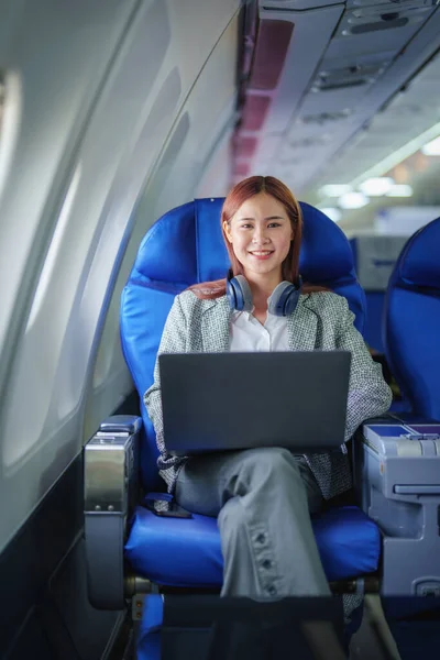 Портрет Успешной Азиатской Деловой Женщины Предпринимательницы Формальном Костюме Самолете Сидящей — стоковое фото