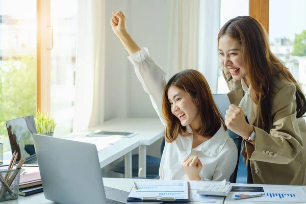 两位在笔记本电脑上工作的年轻亚洲女性的肖像 她对计划中的销售目标感到满意 — 图库照片