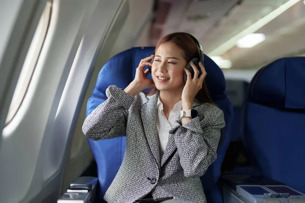 Портрет Успешной Азиатской Деловой Женщины Самолете Сидящей Кресле Бизнес Класса — стоковое фото