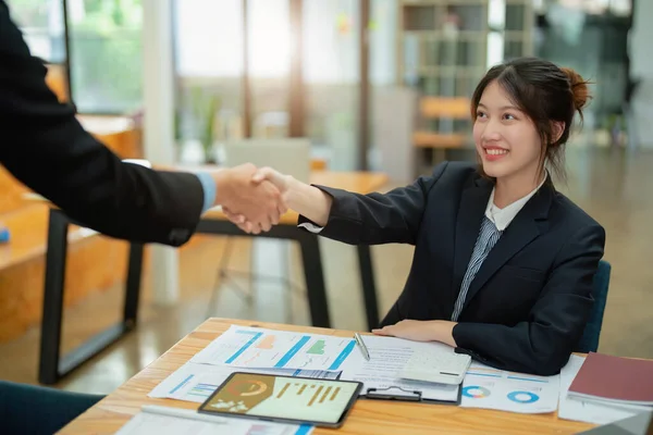 アジアの起業家は 投資と財務力を強化するために両社の合意を祝福する握手をします 取引の概念 — ストック写真