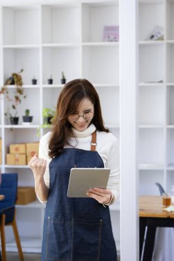 Küçük işletme sahipleri ve KOBİ girişimcileri, kazançlarının sekmelerdeki beklentilerini aştığını görmekten mutluluk duyuyorlar.