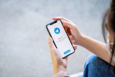 CHIANG MAI, THAILAND NOV 28 2021: Apple iPhone X ekranında telgraf uygulama simgesi. Telgraf uygulaması simgesi. Telegram bir çevrimiçi sosyal medya ağıdır. Sosyal medya uygulaması