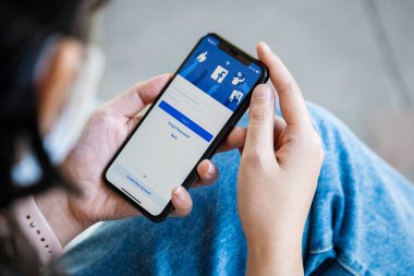 Chiang Mai Tayland. NOV 28, 2021. Kadın ekranında facebook uygulaması olan akıllı bir telefon tutuyor. Facebook akıllı telefonlar için fotoğraf paylaşım uygulaması