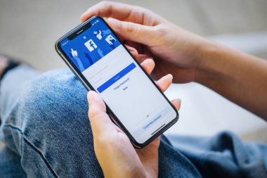 Chiang Mai Tayland. NOV 28, 2021. Kadın ekranında facebook uygulaması olan akıllı bir telefon tutuyor. Facebook akıllı telefonlar için fotoğraf paylaşım uygulaması