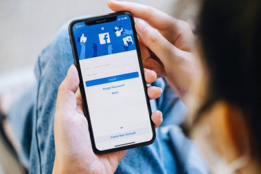 Chiang Mai Tayland. NOV 28, 2021. Kadın ekranında facebook uygulaması olan akıllı bir telefon tutuyor. Facebook akıllı telefonlar için fotoğraf paylaşım uygulaması