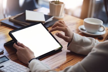 Finansal danışmanın iş kadını dijital tablet dokunmatik bilgisayarını kullanıyor. tablet boş ekran modellemesi.