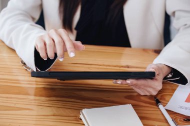 İş kadını veri analizi, pazarlama ve muhasebe için tablet bilgisayar kullanıyor.
