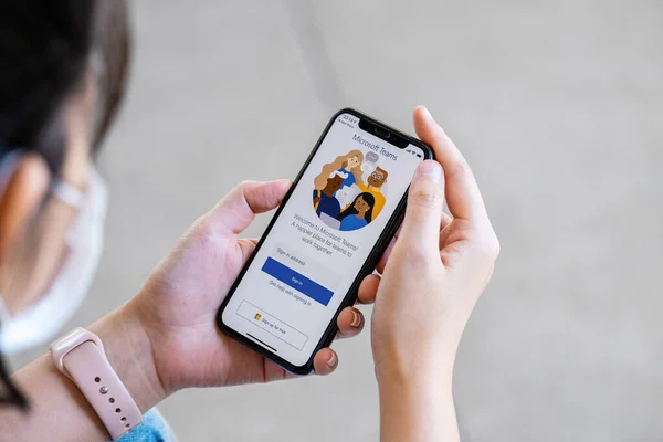 Chiangmai, Tayland - NOV 28, 2021: Bir kullanıcı Microsoft Takımları mobil uygulamasını açar. Ekipler, iş yeri sohbeti, video toplantıları ve dosya depolama ile birleşik bir takım iletişimi ve işbirliği platformudur.