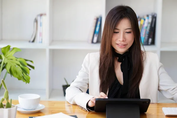 Retrato Uma Mulher Negócios Usando Computador Tablet Para Análise Dados — Fotografia de Stock