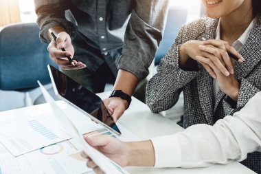 Yatırım risklerini azaltmayı planlayan bir grup iş adamının ortaklarla birlikte çalıştığı imajı, toplantılarda kârlı ve hedeflenmiş müşteri ihtiyaçlarını analiz etmek üzere pazarlama stratejilerini ayarlıyor.