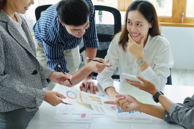Yatırım risklerini azaltmayı planlayan bir grup iş adamının ortaklarla birlikte çalıştığı imajı, toplantılarda kârlı ve hedeflenmiş müşteri ihtiyaçlarını analiz etmek üzere pazarlama stratejilerini ayarlıyor.