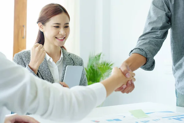 ビジネスの合併 アジアのビジネスマンは マーケティング活動を強化するために彼らのコラボレーションを披露する会議室で握手 — ストック写真