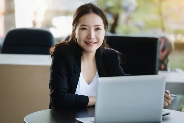 Una Trabajadora Sonriendo Felizmente Mientras Usa Una Computadora Oficina — Foto de Stock