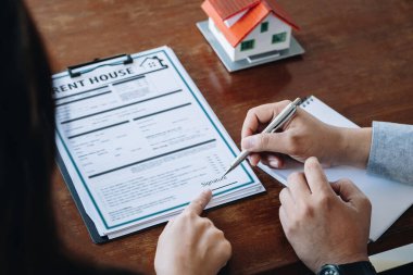 Krediyi imzalama, yeniden finanse etme, ev ve arazi satın alma, kiralık konaklama, kadın emlakçı ile sözleşme imzalayan erkek müşteri konut satın alma