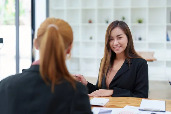 アジアのビジネス女性コンサルティングの肖像 オフィスルームで顧客のニーズを満たすためにマーケティング計画を開始します — ストック写真