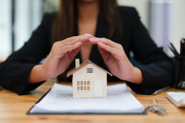 Ajan, arazi alıp satma, emlak vergisi, eve zarar verme riskini garanti altına almak için evi koruma kavramını gösterin..