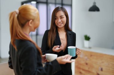Asyalı bir iş kadını danışmanının portresi, ofis odasındaki müşterilerin ihtiyaçlarını karşılamak için bir pazarlama planı başlatın.