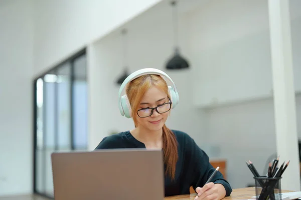 Portrait Une Jeune Femme Asiatique Assise Travail Portant Des Écouteurs — Photo