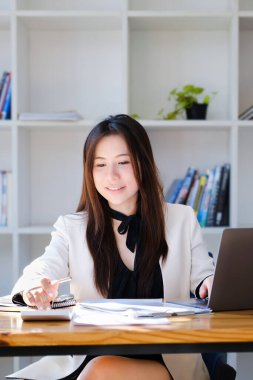 Ekonomistler ve muhasebeciler, veri analistleri masalarında çalışmak için istatistiksel belgeler ve bilgisayarlar kullanarak bütçe ve yatırımları hesaplamak için hesap makineleri kullanıyorlar.