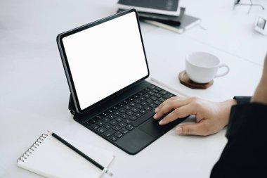 İş yerinde ev tabletinden iş kullanan genç adam, bilgisayar ekranındaki boşluk metin ekleyebilir
