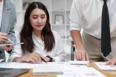 Yatırım risklerini azaltmayı planlayan bir grup iş adamının ortaklarla birlikte çalıştığı imajı, toplantılarda kârlı ve hedeflenmiş müşteri ihtiyaçlarını analiz etmek üzere pazarlama stratejilerini ayarlıyor.