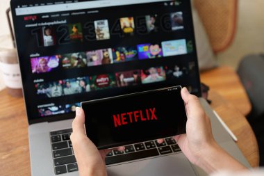 CHIANG MAI, THAILAND, Jul 09, 2022: Netflix logosu olan akıllı telefonu android telefonunda tutan kadın. Netflix, dünya çapında bir dizi ve film sağlayıcısıdır..