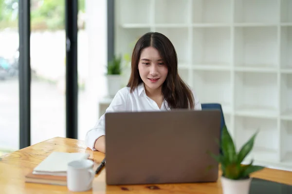 Porträt Einer Schönen Asiatischen Geschäftsfrau Schreibtisch Mit Laptop Büro — Stockfoto
