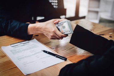 Yozlaşmış konsept, yozlaşmış özel girişimciler şirketlerine fayda sağlayacak sözleşmeleri imzalamak için devlet çalışanlarına para dağıtıyor..