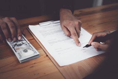 Yolsuzluk konsepti, hukuk ve devlet memurları hükümet proje belgelerini imzaladılar ve özel şirketlerden yolsuzluk parası aldılar.