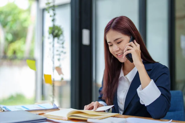 Asiatische Geschäftsfrau Telefoniert Mit Einem Geschäftspartner — Stockfoto