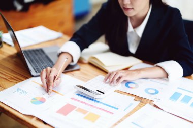 Asyalı ekonomistler ofis satışlarını artırmak için pazarlama yapmayı planlıyor.