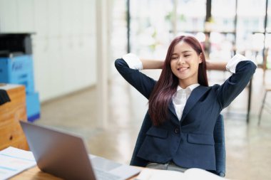 Neşeli Asyalı zaferini internette dizüstü bilgisayarıyla kutluyor..