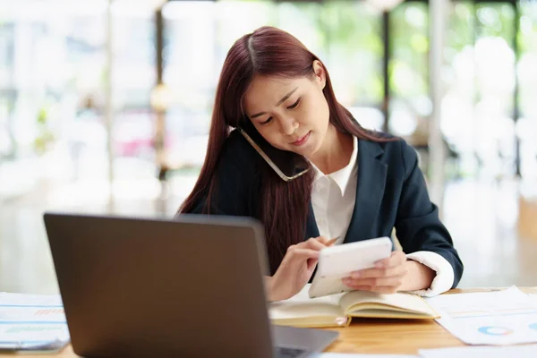 Asiatico Businesswoman Utilizzando Telefono Contattare Business Partner — Foto Stock