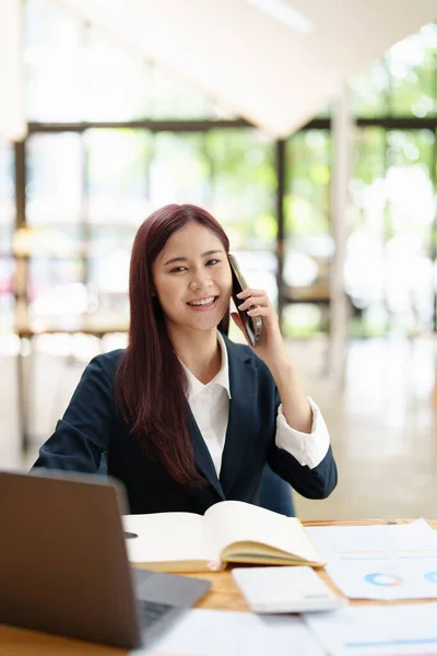 Mujer Negocios Asiática Usando Teléfono Para Contactar Socio Negocios — Foto de Stock