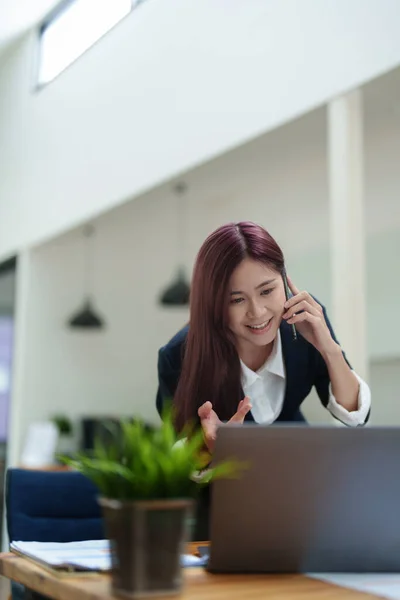 Mujer Negocios Asiática Usando Teléfono Para Contactar Socio Negocios — Foto de Stock
