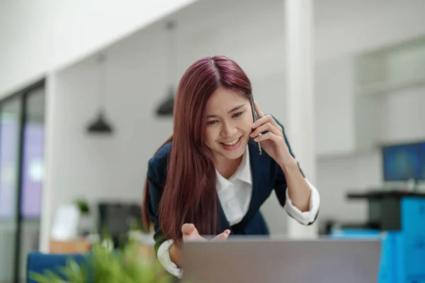 Asiatisk Forretningskvinne Som Bruker Telefonen Til Kontakte Forretningspartner – stockfoto