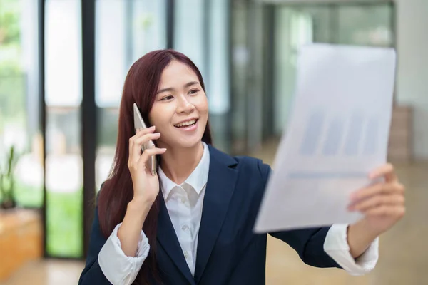 Asiatische Geschäftsfrau Telefoniert Mit Einem Geschäftspartner — Stockfoto