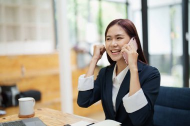 İş adamları ortaklarıyla iletişim kurmak için akıllı telefonu kullanır, başarı kavramı.