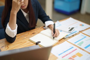 İş kadını telefonda konuşurken ciddi bir yüz ifadesi gösteriyor..