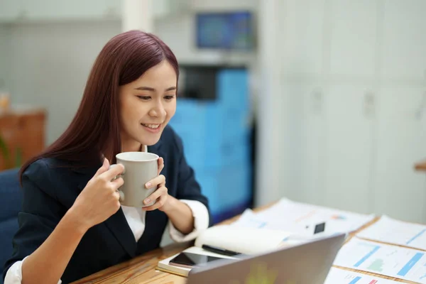 Mujer Negocios Asiática Tomando Descanso Café Mientras Usa Una Computadora — Foto de Stock