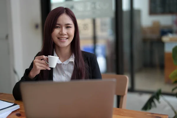 Retrato Economista Asiático Contador Comercializador Bebiendo Café Usando Computadora Oficina — Foto de Stock