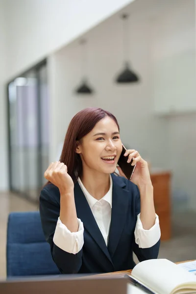 Geschäftsleute Nutzen Das Smartphone Partner Kontaktieren Erfolgskonzept — Stockfoto