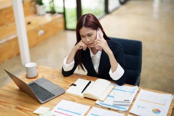 Affärskvinna Visar Ett Allvarligt Uttryck När Talar Telefon — Stockfoto